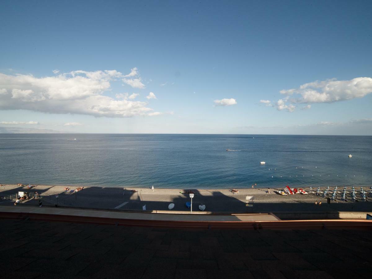 Marina Di Savoca Apartment Санта Тереза ди Рива Екстериор снимка