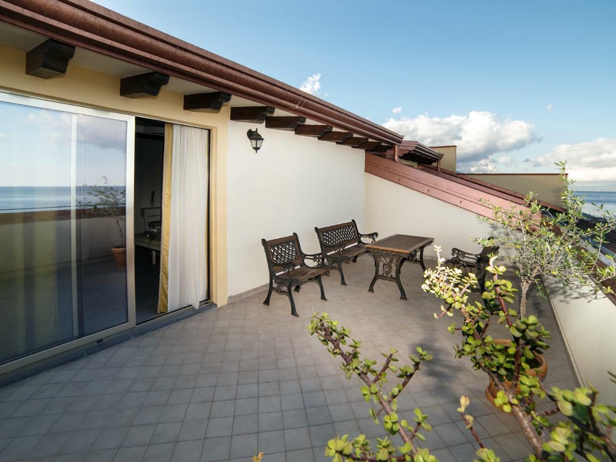 Marina Di Savoca Apartment Санта Тереза ди Рива Екстериор снимка