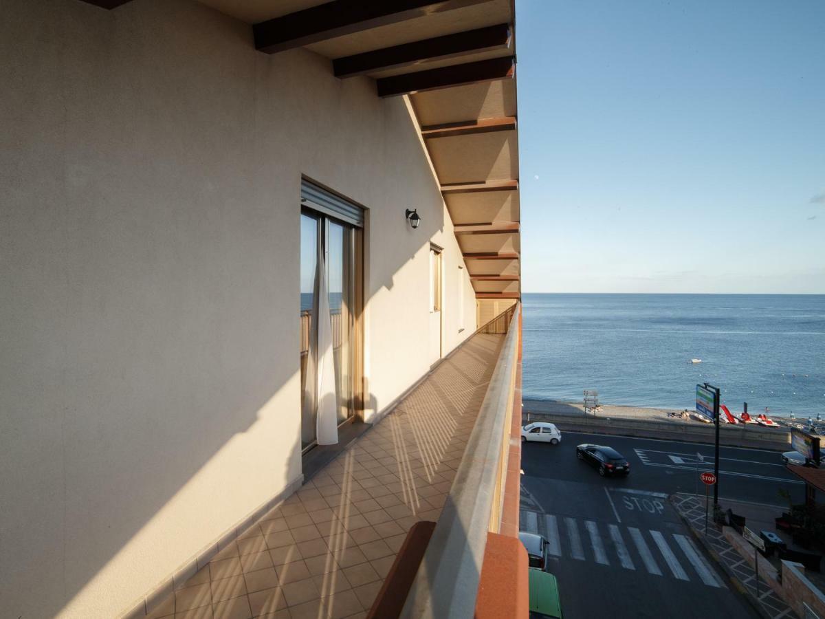 Marina Di Savoca Apartment Санта Тереза ди Рива Екстериор снимка
