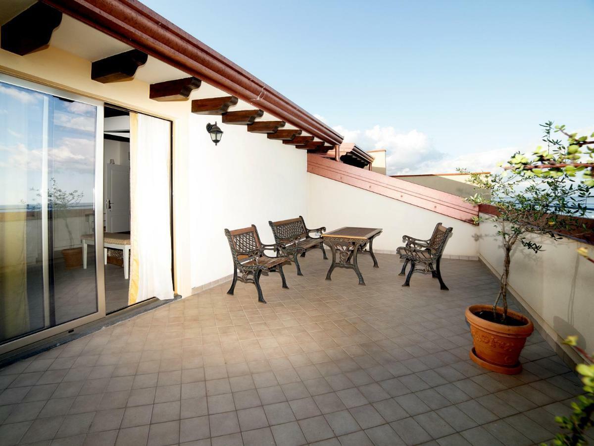 Marina Di Savoca Apartment Санта Тереза ди Рива Екстериор снимка