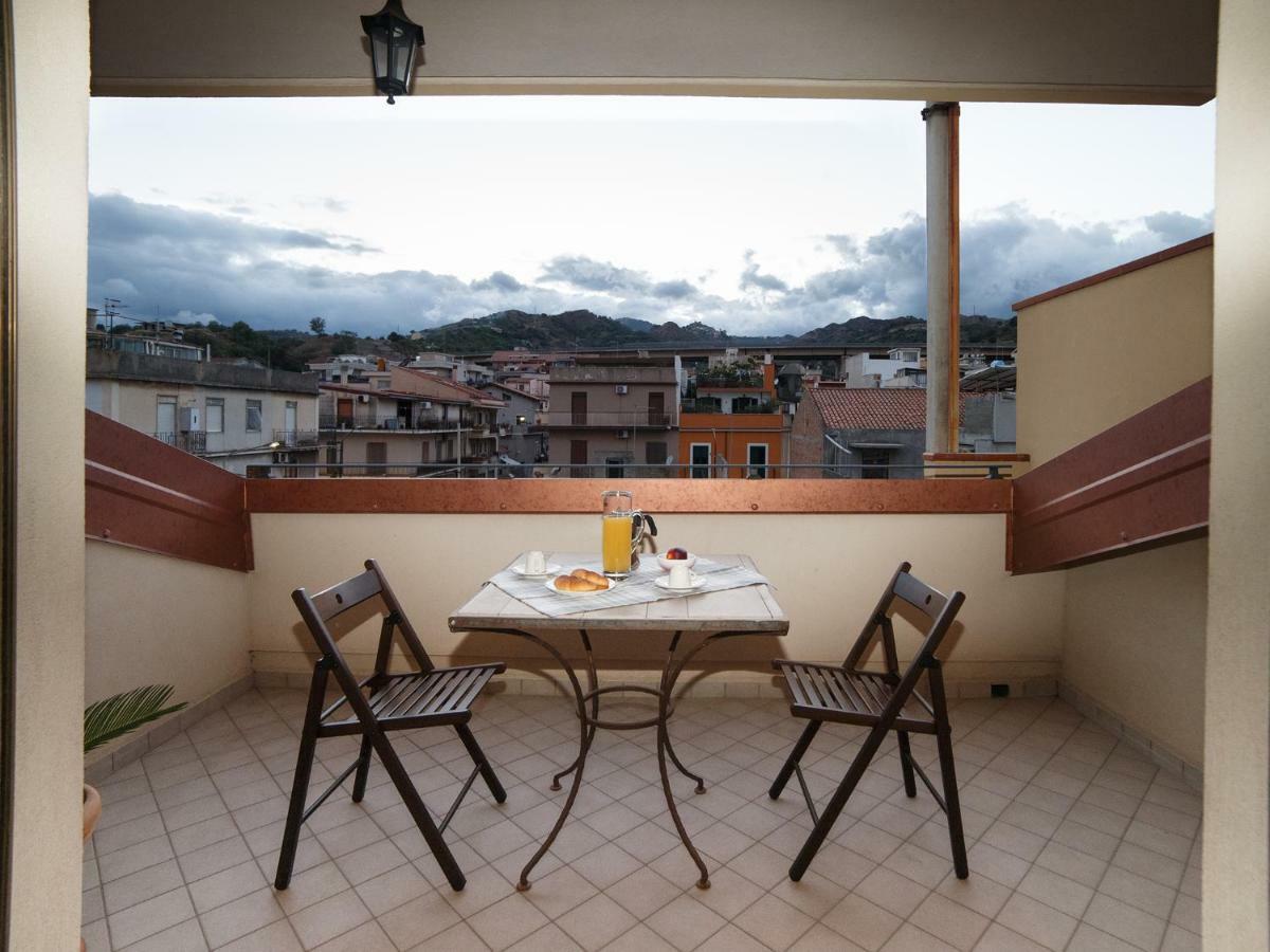 Marina Di Savoca Apartment Санта Тереза ди Рива Екстериор снимка