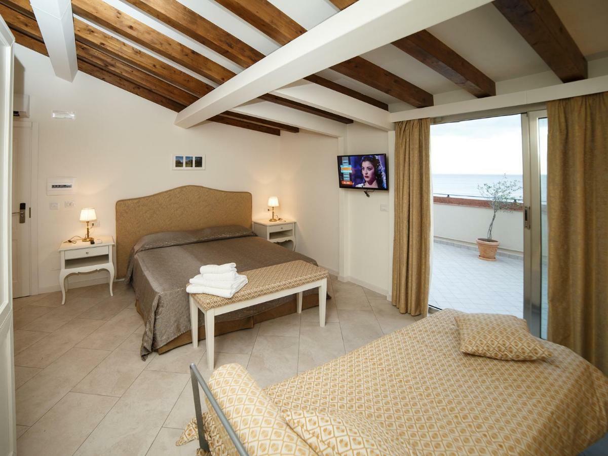 Marina Di Savoca Apartment Санта Тереза ди Рива Екстериор снимка