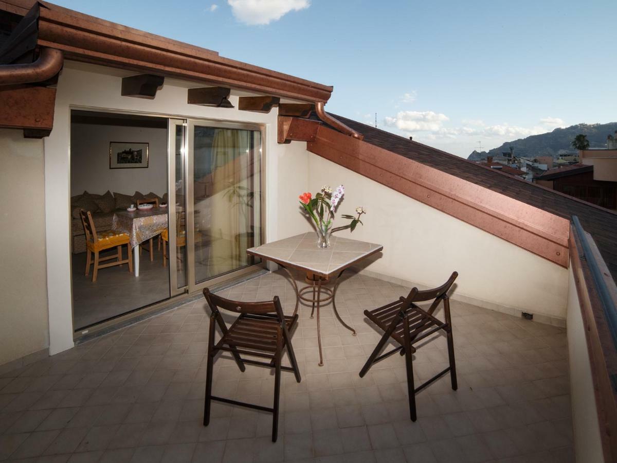 Marina Di Savoca Apartment Санта Тереза ди Рива Екстериор снимка